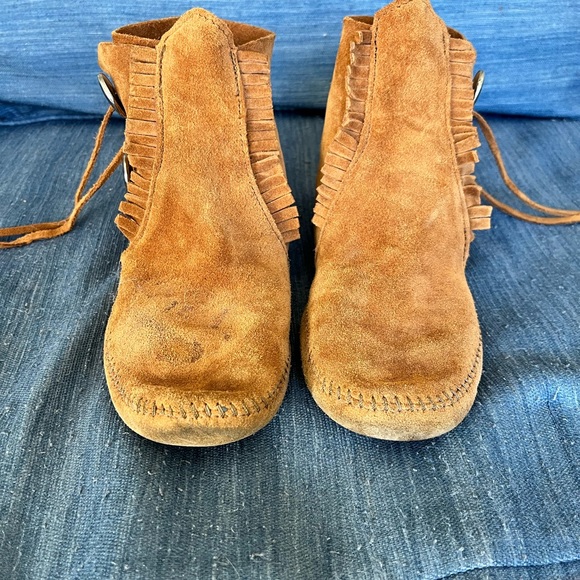 Minnetonka soft sole moccasin. Suede. - Picture 2 of 7